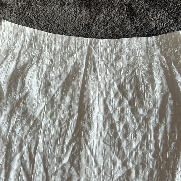 Gorgeous white lined skirt with asymmetrical hemline. Size L - Picture 2 of 6